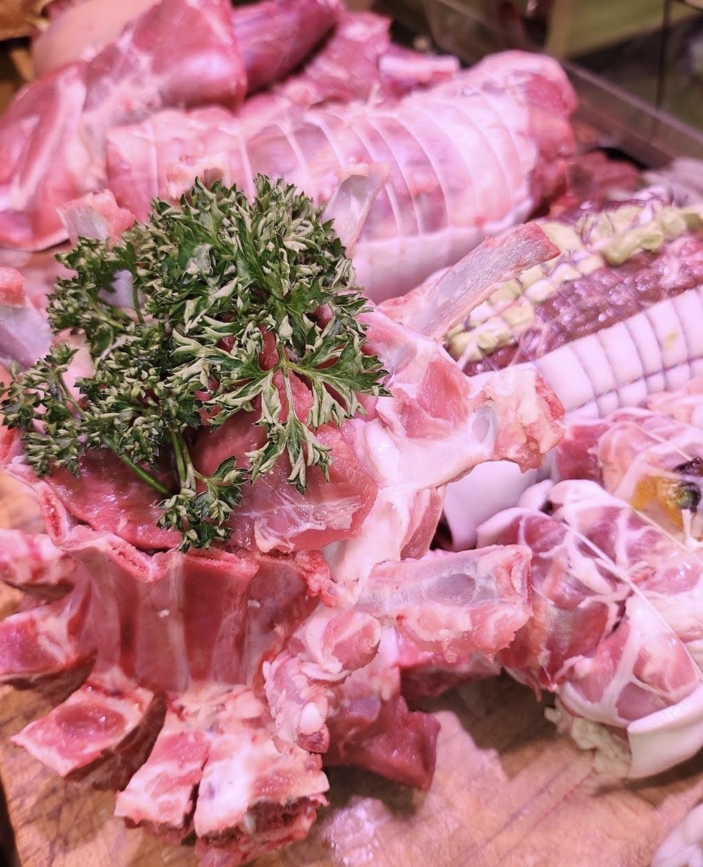 Pièces de viande en vitrine
